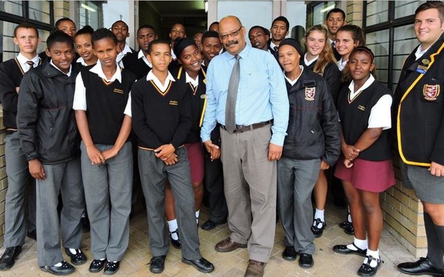 Die 15 atlete wat deelgeneem het saam met mnr Tommy Wilson, prinsipaal